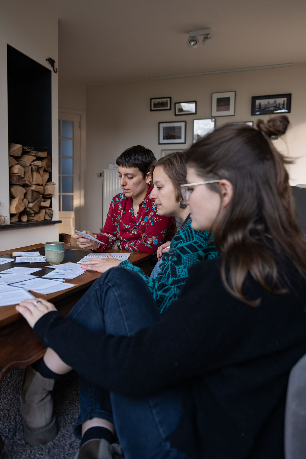 Trois participantes en pleine réflexion collective autour de fiches d’atelier